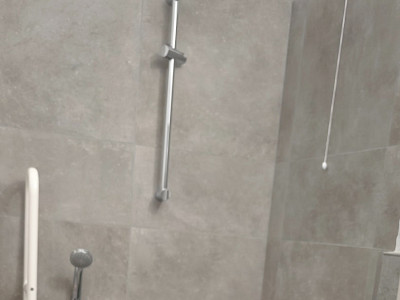 Bagno per disabili con doccia